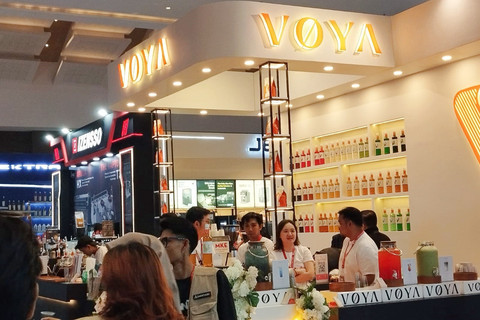 Merek sirup lokal, VOYA, memperkenalkan dua varian sirup floral terbaru, Cherry Blossom Syrup dan Elderflower Syrup, dalam ajang Food & Hospitality Indonesia (FHI) 2026 di JIExpo Kemayoran, Jakarta. Foto: Dok. Istimewa