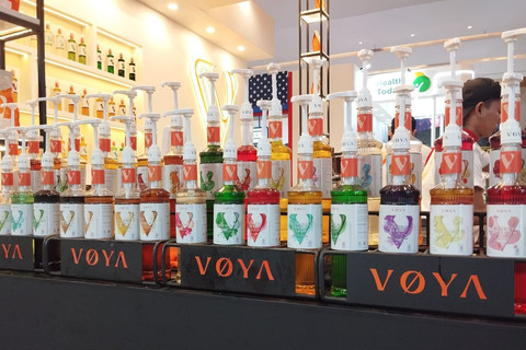 Merek sirup lokal, VOYA, memperkenalkan dua varian sirup floral terbaru, Cherry Blossom Syrup dan Elderflower Syrup, dalam ajang Food & Hospitality Indonesia (FHI) 2026 di JIExpo Kemayoran, Jakarta. Foto: Dok. Istimewa