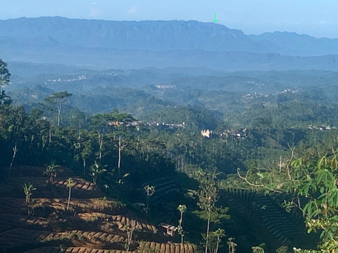 Alur Sungai Preng (tanda panah di foto) dilihat dari Desa Krinjing/Dokumentasi Wanadri
