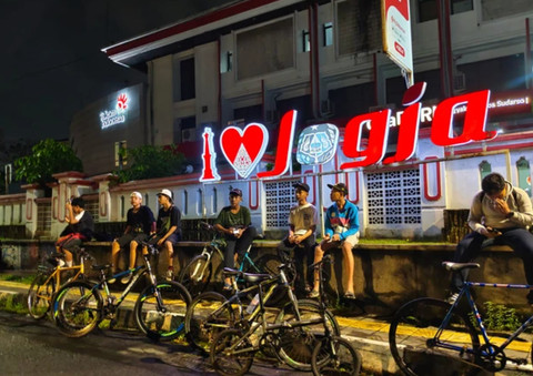 Pesepeda mengikuti Jogja Last Friday Ride (JLFR) gerakan bersepeda bersama pada hari Jumat terakhir di tiap bulan. Foto: Arfiansyah Panji Purnandaru/kumparan