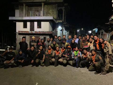 Bersama warga Desa Krinjing setelah proses evakuasi beres/Dokumentasi Wanadri