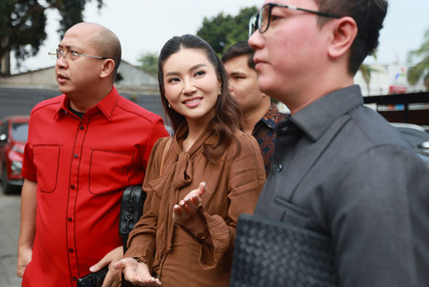 Sarwendah sebelum menjalani sidang mediasi hak asuh anak di Pengadilan Negeri Jakarta Selatan, Jakarta, Rabu, (22/7/2026). Foto: Agus Apriyanto