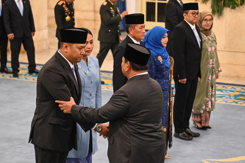 Presiden Prabowo Subianto (kanan) memberi ucapan selamat kepada Kepala BGN Sudaryono (kiri) saat pelantikan pejabat baru di Istana Negara, Jakarta, Rabu (22/7/2026). Foto: Galih Pradipta/ANTARA FOTO