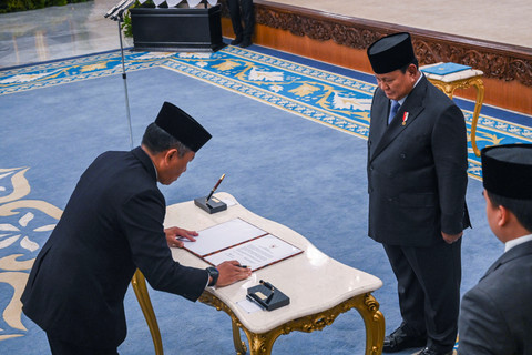 Presiden Prabowo Subianto (kanan) menyaksikan Gubernur Universitas RI Donny Ermawan Taufanto (kiri) menandatangani berita acara saat pelantikan pejabat baru di Istana Negara, Jakarta, Rabu (22/7/2026). Foto: Galih Pradipta/ANTARA FOTO