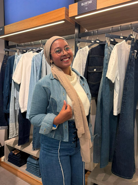 kumparanWOMAN saat mencoba jaket  Blue Tab™ Women's Roper Shacket. Foto: kumparan/Naela Marcelina