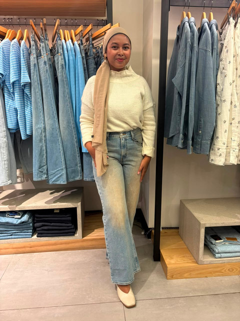 kumparanWOMAN saat mencoba Women’s Loose Boot Jeans. Foto: kumparan/Naela Marcelina