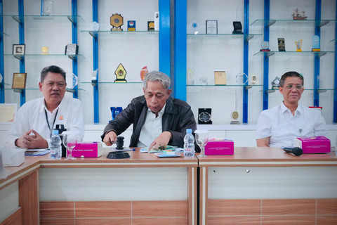 Wamensos Agus Jabo Priyono tegaskan pentingnya pengelolaan sarana prasarana dan Barang Milik Negara (BMN) yang tertib dan akuntabel guna menjamin kualitas layanan pendidikan di Sekolah Rakyat, Rabu (22/7/2026). Foto: Kemensos RI
