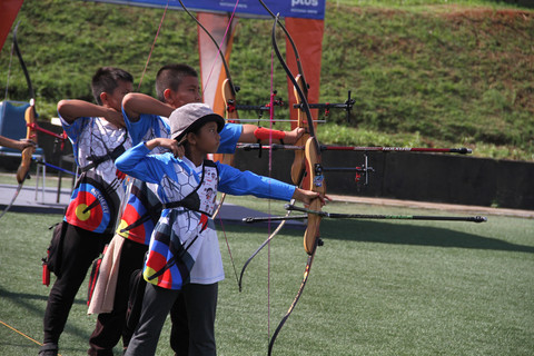 Kontingen Papua Tengah yang berjuang di MilkLife Archery Challenge Kejurnas Junior 2026. Foto: Vega Ma'arijil Ula/kumparan