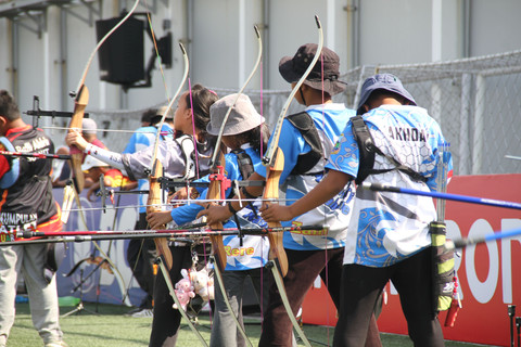 Kontingen Papua Tengah yang berjuang di MilkLife Archery Challenge Kejurnas Junior 2026. Foto: Vega Ma'arijil Ula/kumparan