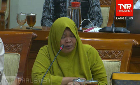 Supiah, warga Way Kanan Lampung saat mengadukan kasus yang menimpa suaminya, yakni dugaan menimbun BBM di Komisi III DPR, Rabu (22/7/2026). Foto: YouTube/ TVR Parlemen