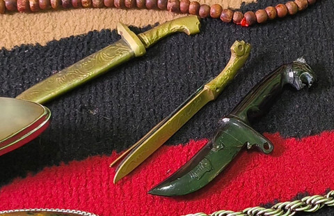 Gambar 4. Pin Golok Kembar dan Golok Kepala Macan