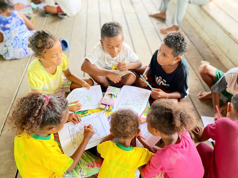 Anak-anak yang berlatih membaca dan menulis dalam Papua Future Project. Foto: dok. Astra