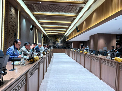 Rapat pimpinan DPR dengan pemerintah membahas Perpres Ojol di Kompleks Parlemen, Senayan, Jakarta, Kamis (23/7/2026). Foto: Nasywa Athifah/kumparan