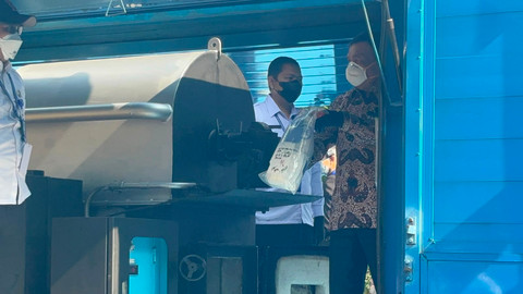 Momen Menko Polkam, Djamari Chaniago, ikut memusnahkan barang bukti narkotika sebesar 3,37 ton menggunakan incinerator di Balai Besar Rehabilitasi BNN, Cigombong, Bogor, Jawa Barat, Kamis (23/7). Foto: Pradya Tirta/kumparan