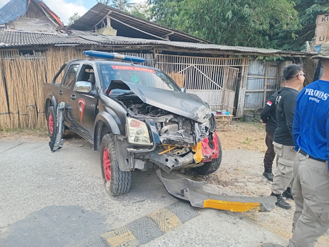 Mobil dinas Brimob Sentolo terserempet Kereta Api (KA) Bandara di perlintasan sebidang Dusun Tapen, Kalurahan Argosari, Kapanewon Sedayu, Kabupaten Bantul, pada Kamis (23/7) pukul 08.15 WIB. Foto: Dok. Polres Bantul