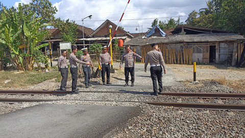 Polisi melihat lokasi mobil dinas Brimob Sentolo yang terserempet Kereta Api (KA) Bandara di perlintasan sebidang Dusun Tapen, Kalurahan Argosari, Kapanewon Sedayu, Kabupaten Bantul, pada Kamis (23/7) pukul 08.15 WIB. Foto: Dok. Polres Bantul