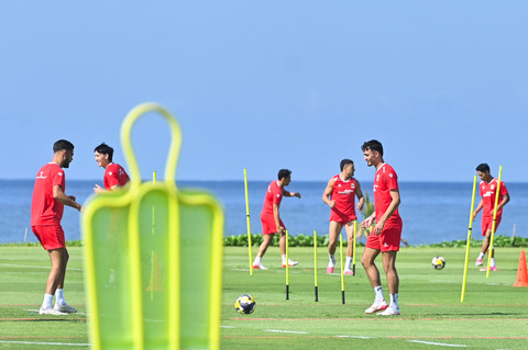 Pesepak bola Timnas Indonesia Ivar Jenner (kedua kanan) mengikuti sesi latihan di Training Center Bali United, Pantai Purnama, Gianyar, Bali, Kamis (23/7/2026).  Foto: ANTARA FOTO/Fikri Yusuf
