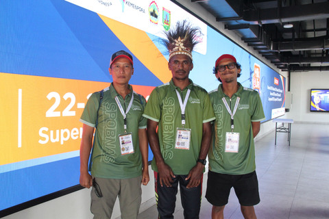 Atlet panahan Papua Barat mengikuti official training di MilkLife Archery Challenge Kejurnas Junior 2026 pada Kamis (23/7) di Supersoccer Arena, Kudus, Jawa Tengah. Foto: Vega Ma'arijil Ula/kumparan