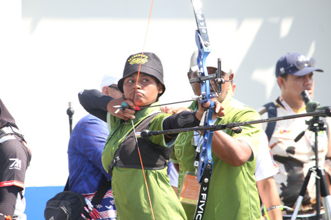 Atlet panahan Papua Barat mengikuti official training di MilkLife Archery Challenge Kejurnas Junior 2026 pada Kamis (23/7) di Supersoccer Arena, Kudus, Jawa Tengah. Foto: Vega Ma'arijil Ula/kumparan