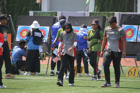 Atlet panahan Papua Barat mengikuti official training di MilkLife Archery Challenge Kejurnas Junior 2026 pada Kamis (23/7) di Supersoccer Arena, Kudus, Jawa Tengah. Foto: Vega Ma'arijil Ula/kumparan