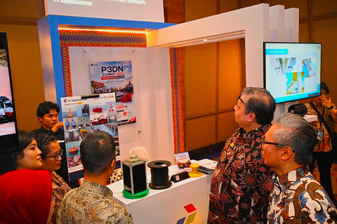Menteri Koordinator Bidang Perekonomian Republik Indonesia, Airlangga Hartarto (kedua dari kanan) saat mengunjungi salah satu booth Pertamina saat acara Peningkatan Penggunaan Produk Dalam Negeri (P3DN) Summit 2026 di Grha Pertamina, Jakarta pada Rabu (22/7). Foto: Dok. Pertamina
