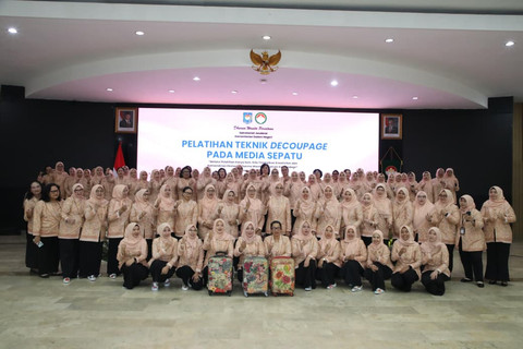 Ketua DWP Kemendagri Niken Tomsi Tohir ajak anggotanya kembangkan kreativitas lewat pelatihan teknik decoupage untuk dorong kemandirian ekonomi keluarga, Kamis (23/7/2026).  Foto: Dok. Kemendagri