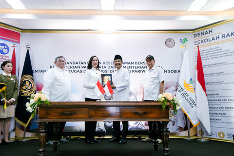 Menteri Sosial Saifullah Yusuf dan Menteri Pariwisata Widiyanti Putri Wardhana teken MoU pembangunan Sekolah Rakyat permanen di Kampus Poltekpar NHI Bandung guna wujudkan generasi emas 2045, Kamis (23/7/2026). Foto: Dok. Kemensos