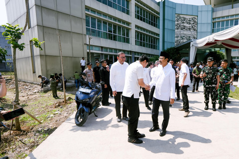 Menteri Sosial Saifullah Yusuf dan Menteri Pariwisata Widiyanti Putri Wardhana teken MoU pembangunan Sekolah Rakyat permanen di Kampus Poltekpar NHI Bandung guna wujudkan generasi emas 2045, Kamis (23/7/2026). Foto: Dok. Kemensos