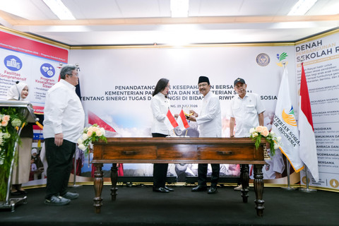 Menteri Sosial Saifullah Yusuf dan Menteri Pariwisata Widiyanti Putri Wardhana teken MoU pembangunan Sekolah Rakyat permanen di Kampus Poltekpar NHI Bandung guna wujudkan generasi emas 2045, Kamis (23/7/2026). Foto: Dok. Kemensos