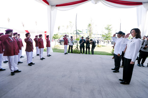 Menteri Sosial Saifullah Yusuf dan Menteri Pariwisata Widiyanti Putri Wardhana teken MoU pembangunan Sekolah Rakyat permanen di Kampus Poltekpar NHI Bandung guna wujudkan generasi emas 2045, Kamis (23/7/2026). Foto: Dok. Kemensos