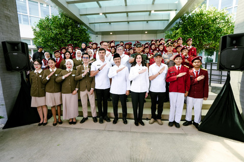 Menteri Sosial Saifullah Yusuf dan Menteri Pariwisata Widiyanti Putri Wardhana teken MoU pembangunan Sekolah Rakyat permanen di Kampus Poltekpar NHI Bandung guna wujudkan generasi emas 2045, Kamis (23/7/2026). Foto: Dok. Kemensos