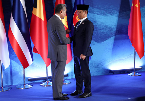 Menteri Luar Negeri RI Sugiono berbincang dengan Menlu Tiongkok Wang Yi dalam Pertemuan Pasca-Konferensi Tingkat Menteri ASEAN dengan Tiongkok di sela Pertemuan Menlu ASEAN di Pasay, Metro Manila, Filipina, Rabu (22/7/2026). Foto: Eloisa Lopez/REUTERS