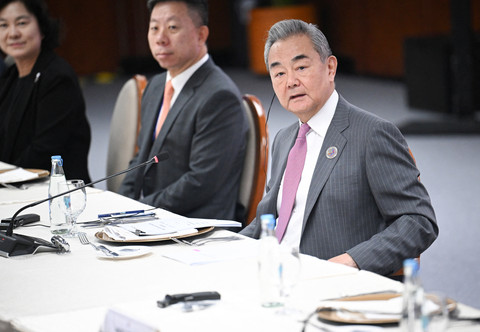 Menteri Luar Negeri Tiongkok Wang Yi menggelar pertemuan bilateral dengan Menlu Filipina Theresa Lazaro di sela Pertemuan Menlu ASEAN di Pasay, Metro Manila, Filipina, Rabu (22/7/2026). Foto: Ted Aljibe/REUTERS