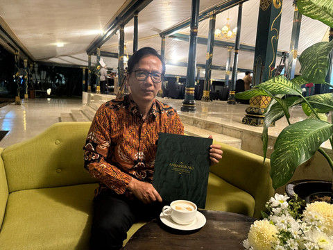 Penulis buku Ambarrukmo: Jatidiri dan Kebanggaan Negeri, Sri Margana, memperlihatkan buku tersebut usai peluncuran di Pendopo Agung Kedaton Ambarrukmo, Selasa (21/7/2026). Foto: Pandangan Jogja/Ike Kirana.