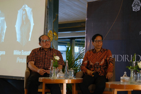 Penulis buku Ambarrukmo: Jatidiri dan Kebanggaan Negeri, Sri Margana, bersama perwakilan Mikke Susanto dalam peluncuran buku di Pendopo Agung Kedaton Ambarrukmo, Selasa (21/7/2026). Foto: Pandangan Jogja/Ike Kirana.