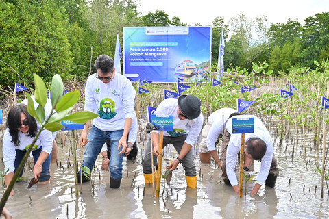 Direktur Utama ASDP Heru Widodo dalam penanaman Mangrove di kawasan pesisir Pagimana, Kabupaten Banggai, Sulawesi Tengah, Kamis (23/7/2026). Foto: ASDP