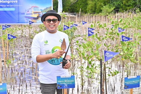 Direktur Utama ASDP Heru Widodo dalam penanaman Mangrove di kawasan pesisir Pagimana, Kabupaten Banggai, Sulawesi Tengah, Kamis (23/7/2026). Foto: ASDP