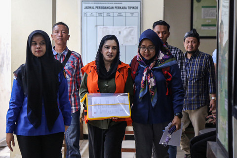 Terdakwa mantan Bupati Pekalongan periode 2021-2025 dan 2025-2030 Fadia Arafiq bersiap menjalani sidang perdana kasus dugaan korupsi pengadaan barang/jasa dan gratifikasi di Pengadilan Tipikor Kota Semarang, Jawa Tengah, Kamis (23/7/2026). Foto: Makna Zaezar/ANTARA FOTO