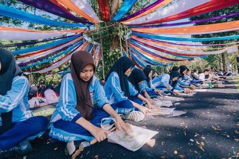 Para pelajar mengikuti kegiatan pembuatan eco print di kawasan Candi Prambanan dalam rangka peringatan Hari Anak Nasional 2026, Rabu (22/7). Foto: Dok. Istimewa.