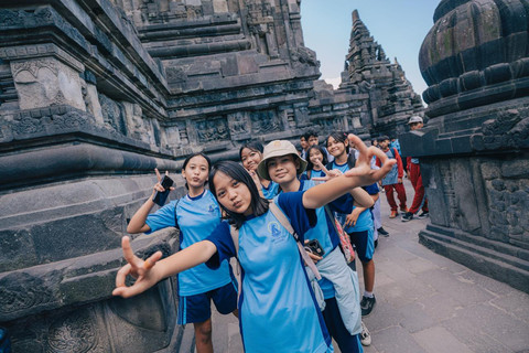 para pelajar diajak mengelilingi kawasan Candi Prambanan untuk mengenal sejarah dan belajar menjaga warisan budaya saat peringatan Hari Anak Nasional 2026, Rabu (22/7). Foto: Dok. Istimewa.
