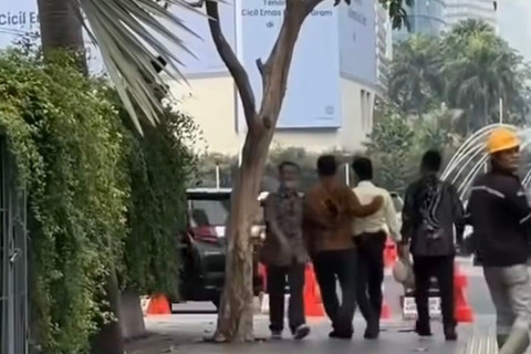 Insiden pengendara Alphard terobos lampu penyeberangan di Bundaran HI. Foto: Dok. Istimewa