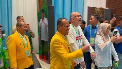 Ketua Umum Golkar Bahlil Lahadalia tiba di Harlah PKB ke-28 di JCC, Senayan, Jakarta, Kamis (23/7). Foto: Nasywa Athifah/kumparan