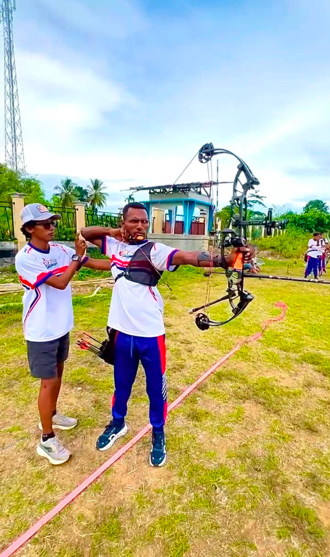 Jekius Iba, atlet panahan asal Kampung Iba, Distrik Testega, Kabupaten Pegunungan Arfak, Provinsi Papua Barat. Foto: Arya Kurniatmaja