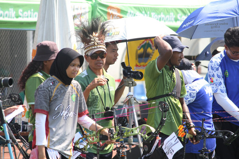Jekius Iba (kanan), atlet panahan asal Papua Barat, berlaga saat MilkLife Archery Challenge Kejurnas Junior 2026 di Supersoccer Arena, Kabupaten Kudus, Jawa Tengah. Foto: Vega Ma'arijil Ula/kumparan