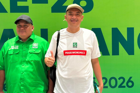 Peserta mengenakan kaus bertuliskan "Prabowonomics" saat menghadiri Puncak Harlah PKB ke-28 di JCC, Senayan, Jakarta, Kamis (23/7/2026).
 Foto: Nasywa Athifah/kumparan