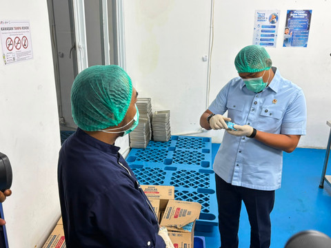 Kepala Badan Gizi Nasional (BGN), Sudaryono, melakukan inspeksi mendadak (sidak) di SPPG Pasir Kuda 003, Jalan Jabaru II, Bogor Barat, Jawa Barat, Jumat (24/7/2026). Foto: Kevin Daniel/kumparan