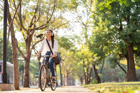 Ilustrasi membiasakan diri bersepeda saat ke kantor. Foto: Shutterstock