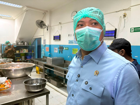 Kepala Badan Gizi Nasional Sudaryono melakukan inspeksi mendadak (sidak) di SPPG Tegal Gundil, Bogor Utara, Jawa Barat, Jumat (24/7/2026) dini hari. Foto: Kevin Daniel/kumparan