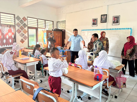 Kepala Badan Gizi Nasional (BGN) ikut makan Makan Bergizi Gratis (MBG) bersama siswa-siswi SDN Bantarjati 9 Kota Bogor, Jumat (24/7/2026). Foto: Kevin Daniel/kumparan