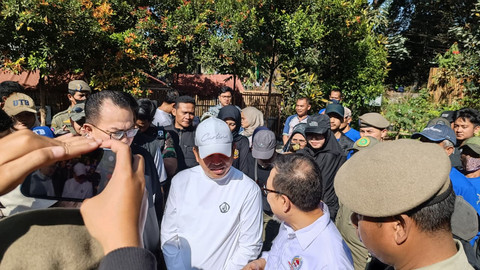 Gubernur Jawa Barat, Dedi Mulyadi saat memberikan keterangan usai Apel Siaga Pilah Sampah di Kantor Kelurahan Sukamiskin, Kota Bandung, Jumat (24/7/2026). Foto: Abisatya/kumparan